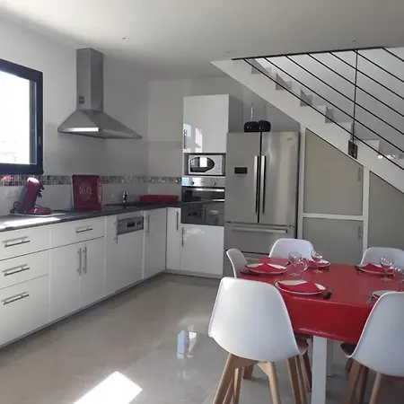 Villa En Bord De *